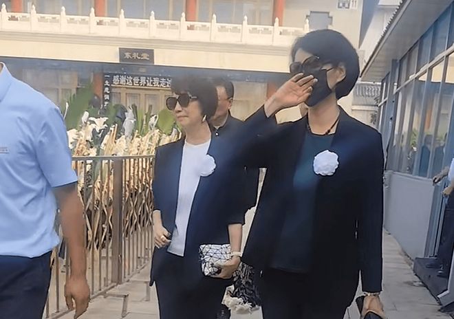 6中1!女篮首发中锋多次空篮不中+场上散步,距离开国家队不远了