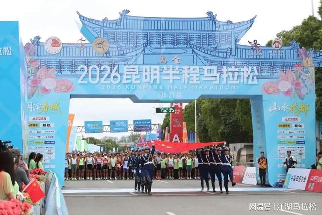 75岁王石在深圳海滩跑步锻炼被偶遇!网友:他光着膀子,身材看起来好瘦,肌肉少得可怜,只剩皮包骨了