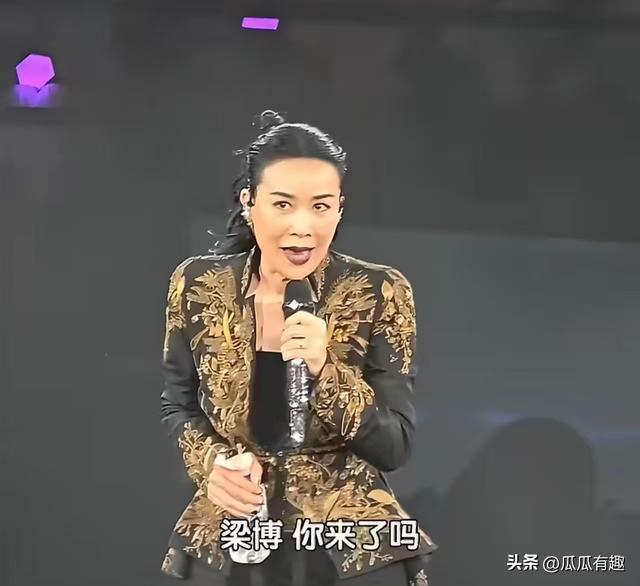 患者身亡,家属质疑医生一直玩手机!医院副院长回应:专家已判定,医生责任不大!麻醉医生可以玩手机吗?麻醉科主任:那是在查资料
