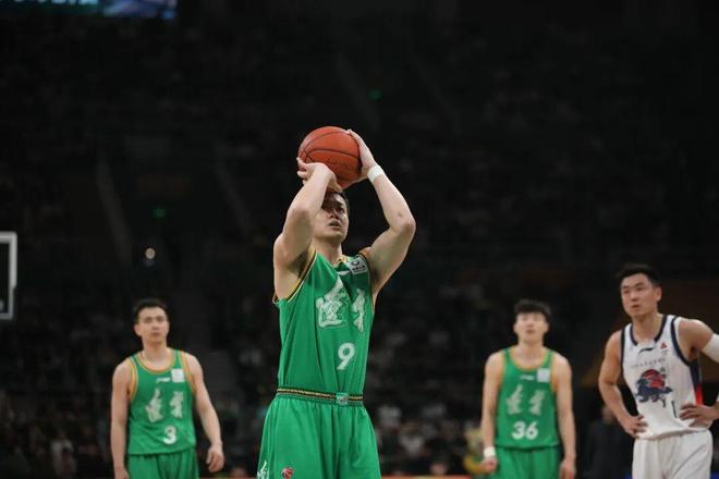 痛失好局，瑞士主帅雅金在球队被卡塔尔绝平后怒摔水瓶