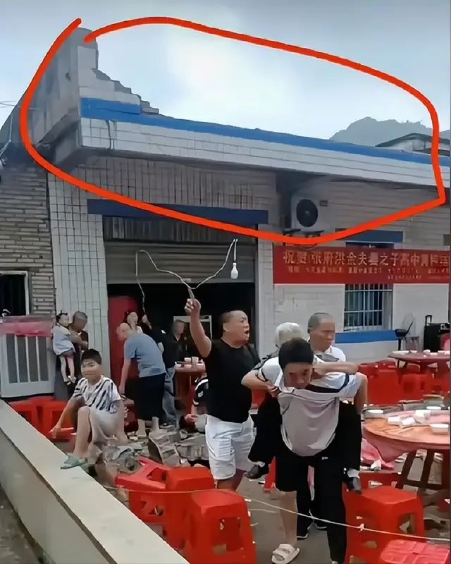 许家印父子三人同日获刑!和前妻丁玉梅共育两个儿子,履历都相当不简单,一个清华,一个哈佛