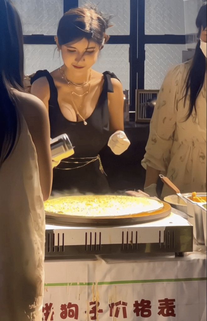 孙艺珍玄彬一家度假被偶遇,她这裤子真是瞎穿,难怪孔孝真说她土
