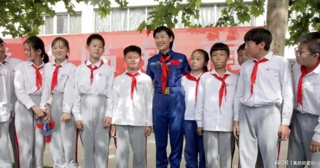 太萌了吧!王虹一张早年巴黎综合理工学院晚宴旧照被扒,身着法式军校礼服,与男同学合影留念