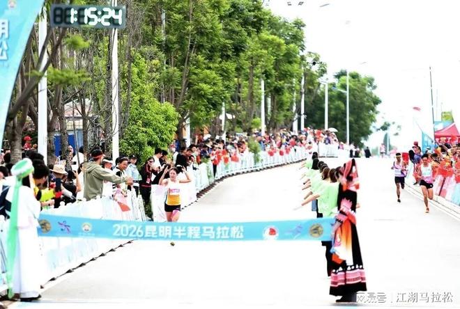 75岁王石在深圳海滩跑步锻炼被偶遇!网友:他光着膀子,身材看起来好瘦,肌肉少得可怜,只剩皮包骨了
