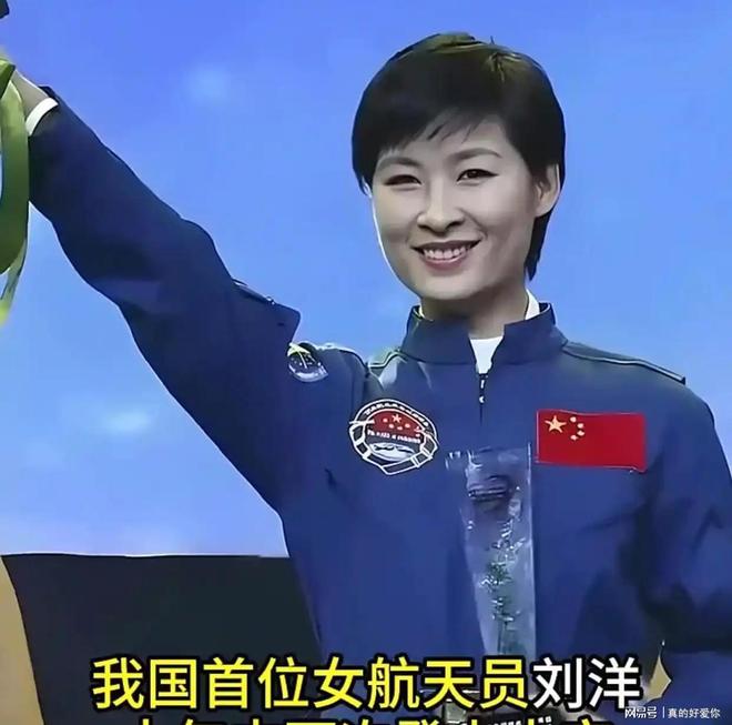 太萌了吧!王虹一张早年巴黎综合理工学院晚宴旧照被扒,身着法式军校礼服,与男同学合影留念