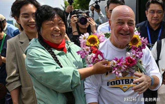 居然还敢来挑衅,菲律宾再次集结11艘船硬闯中国黄岩岛领海,水炮专治头铁猴儿!
