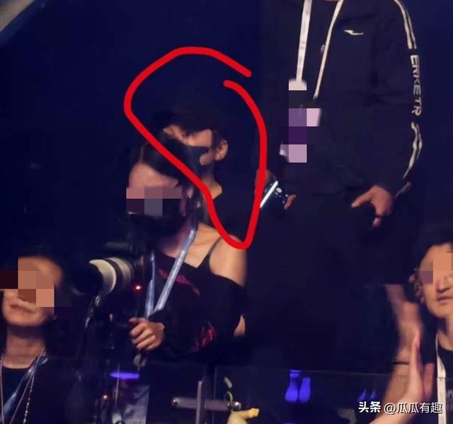 患者身亡,家属质疑医生一直玩手机!医院副院长回应:专家已判定,医生责任不大!麻醉医生可以玩手机吗?麻醉科主任:那是在查资料