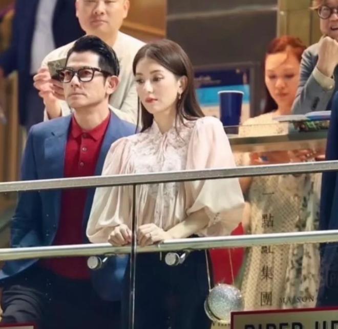 卢本伟与网红美女领证结婚!PDD旭旭宝宝送上祝福