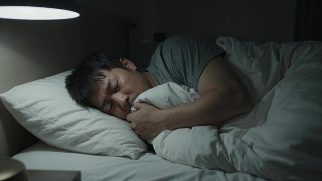 火车上的＂秘密＂：粪便都去哪了？乘务员晚上为何要强行拉窗帘？