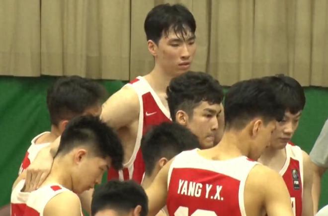 懊悔掩面痛哭!29岁前锋被搀扶离场:无脑假摔被VAR识破 2黄变1红