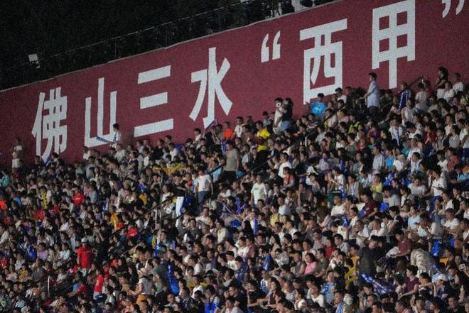 “川超”颁奖仪式举行 足球名宿、普通球迷共同为优胜者颁奖