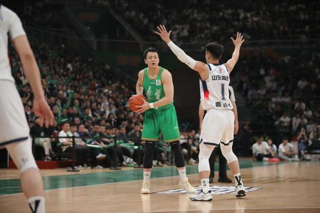 痛失好局，瑞士主帅雅金在球队被卡塔尔绝平后怒摔水瓶