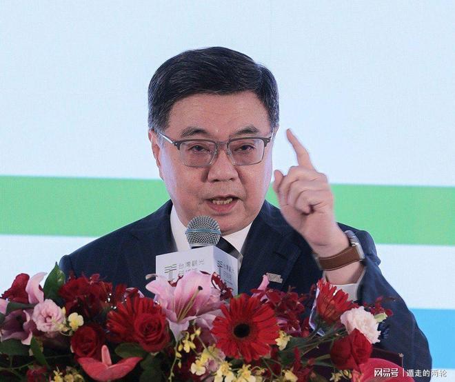 【油价大降】汽油“刚大降近2000元/吨”，92接近7.1元/升后“涨了起来”，近2月统计“大涨超1.1元”后，明晚24时或“再大涨”！