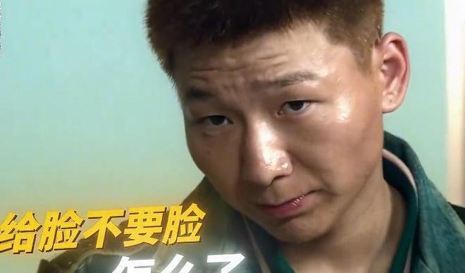 戴伟浚晒与韦世豪合影:跟豪哥换球衣,追星成功