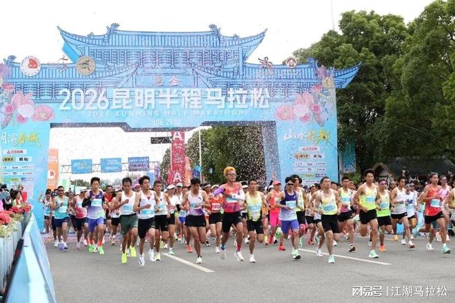 75岁王石在深圳海滩跑步锻炼被偶遇!网友:他光着膀子,身材看起来好瘦,肌肉少得可怜,只剩皮包骨了